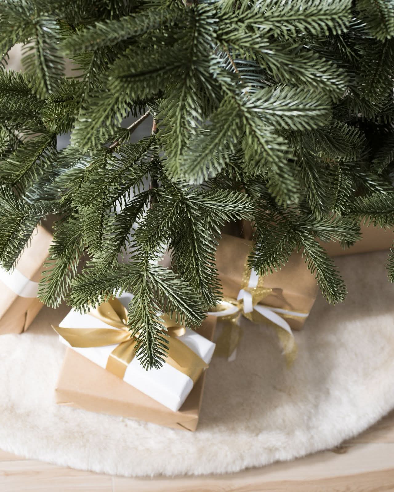 Árvore de Natal European Fir com Galhos Articulados, Suporte Metálico e Micro LEDs Embutidos