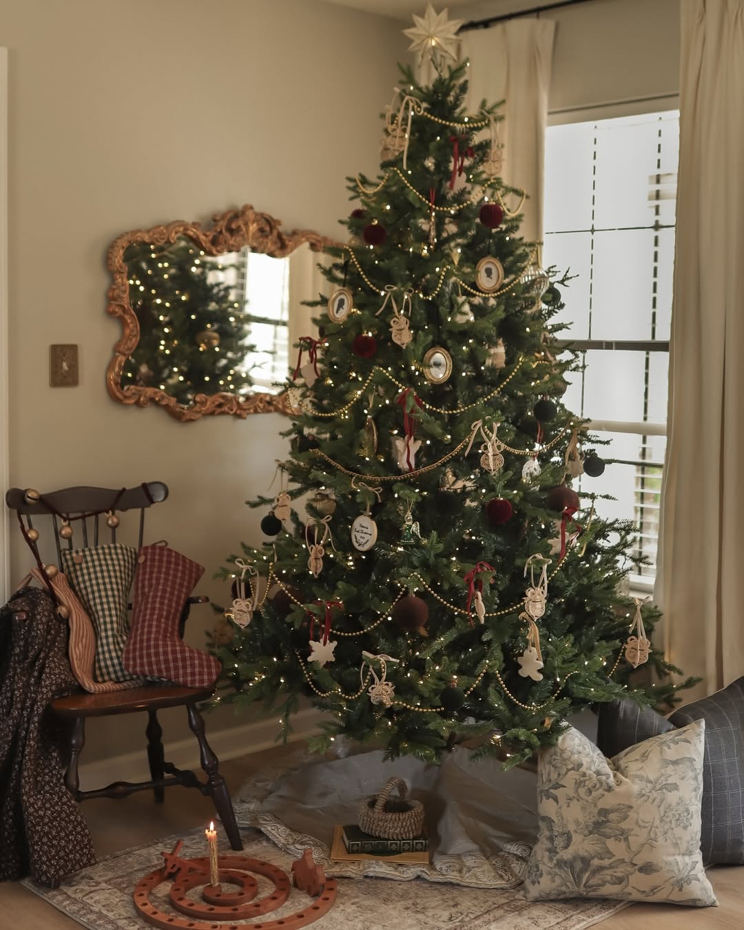 Árvore Rubi Dourado com 800 Luzes Quentes